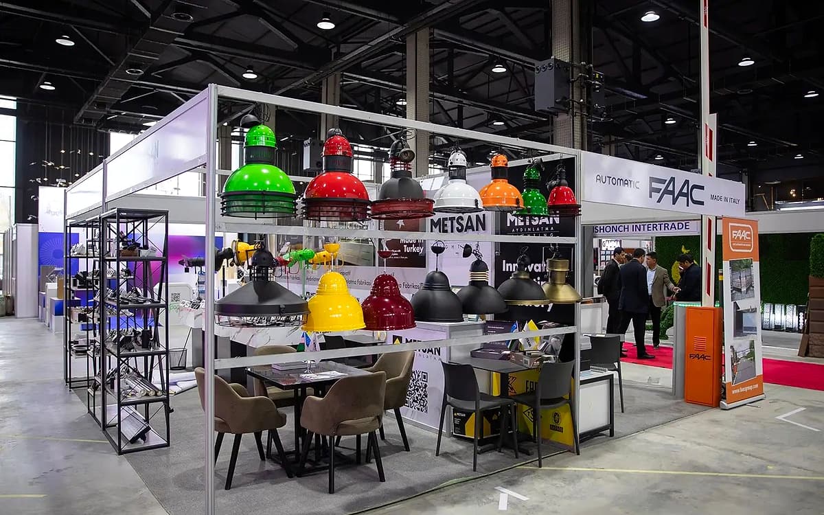 Retail shelf — an E-COM & RETAIL EXPO section